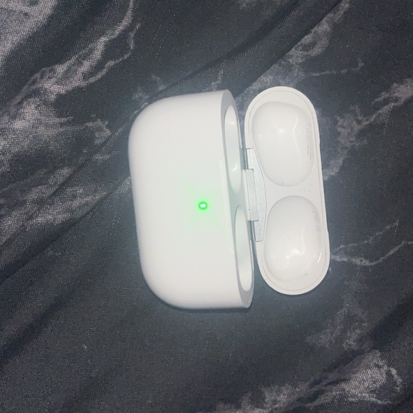 Selling airpod pro case (NO PODS WITH JUST THE CASE)